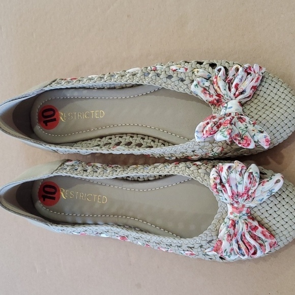 Restricted NWT tan Flats with bow Size 10 - Picture 8 of 9